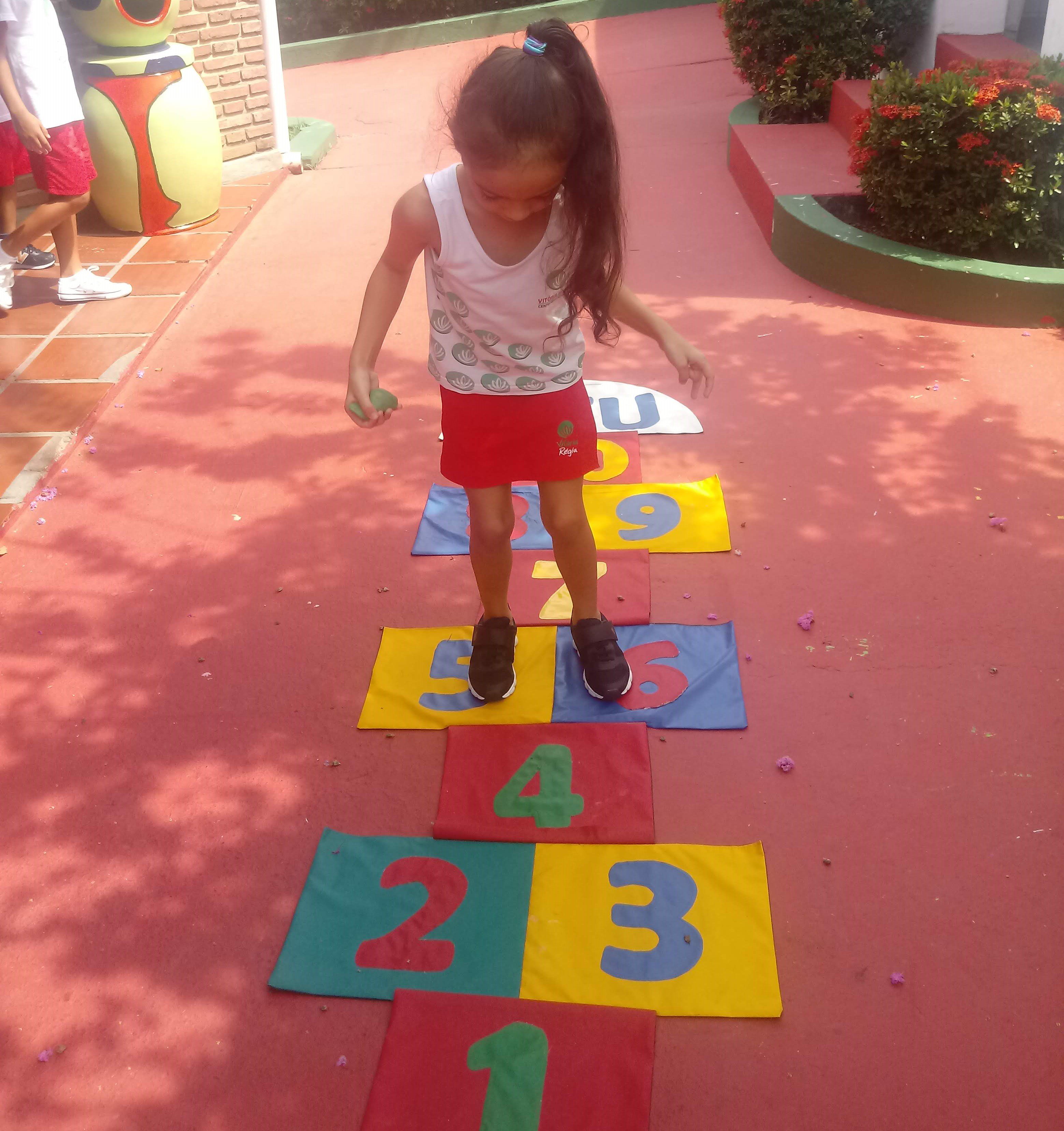 Jogo da amarelinha 1º Ano do Ensino Fundamental, Turma E. Centro Educacional Vitória Régia Jogo da amarelinha 1º Ano do Ensino Fundamental, Turma E. Centro Educacional Vitória Régia